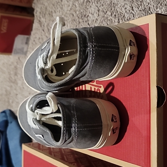 Van's - Picture 2 of 3